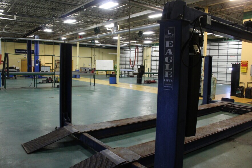 More Photos Of 3100 Delta Marine Dr, Reynoldsburg Showroom For Lease