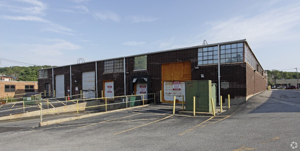 More Photos Of 127-135 Dupont St, Plainview Warehouse For Lease