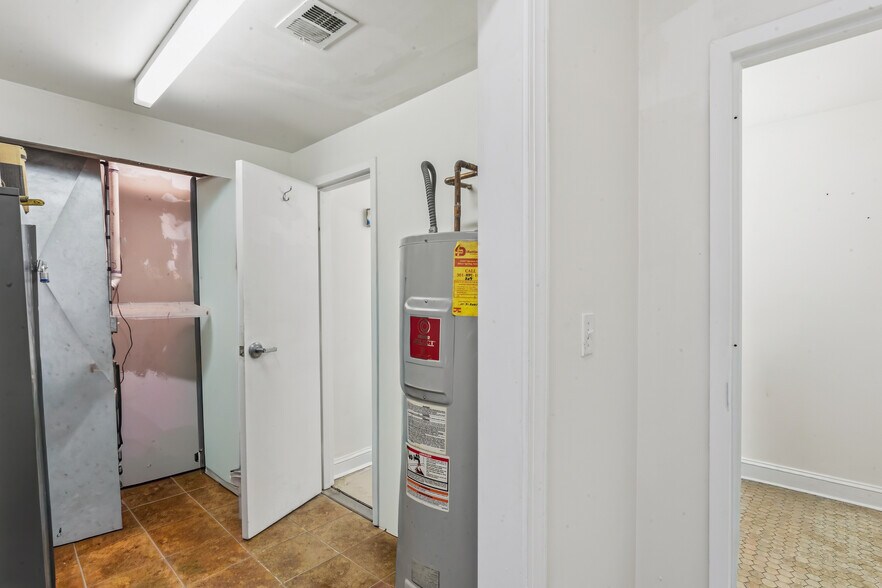 More Photos Of 1512 Marion Barry Ave SE, Washington Office For Sale