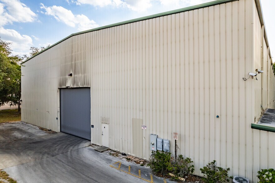 More Photos Of 350 University Ct, Longwood Warehouse For Lease