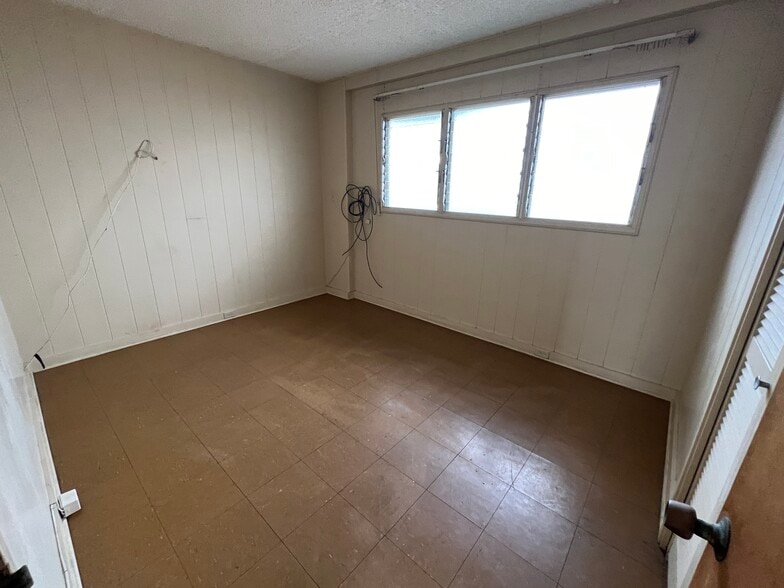 More Photos Of 94-168 Leoleo St, Waipahu Service For Sale