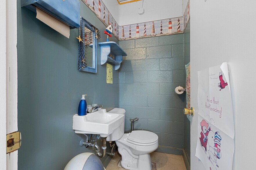 More Photos Of 302 Collins Ave, Oconto General Retail For Sale