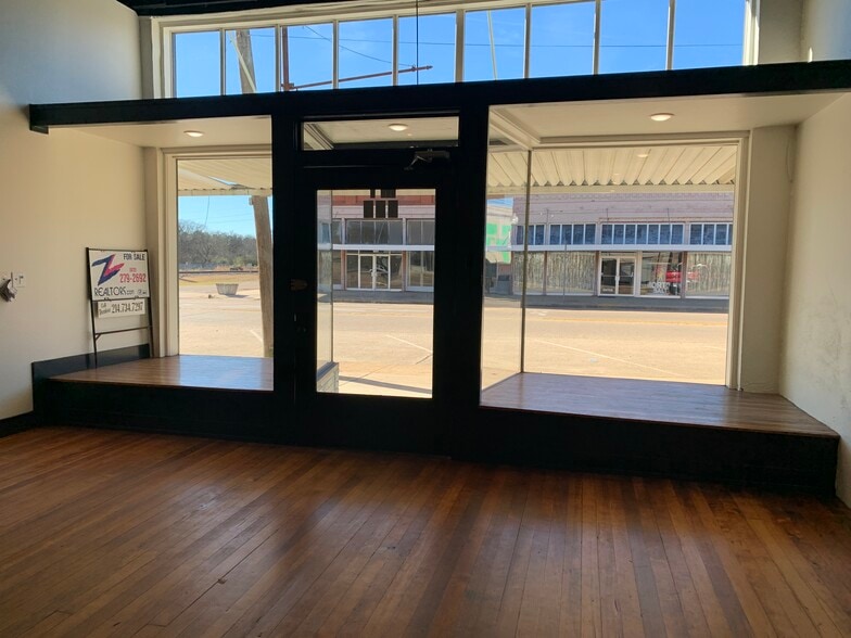 More Photos Of 106 N Main St, Grand Saline Storefront For Sale