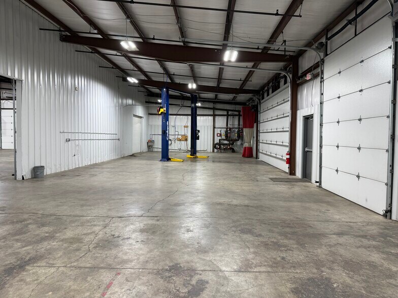 More Photos Of 100 G St, Smyrna Warehouse For Lease