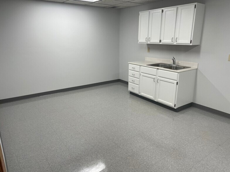 More Photos Of 555 S Industrial Dr, Hartland Office For Lease