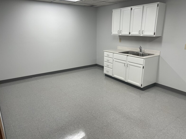 More Photos Of 555 S Industrial Dr, Hartland Office For Lease