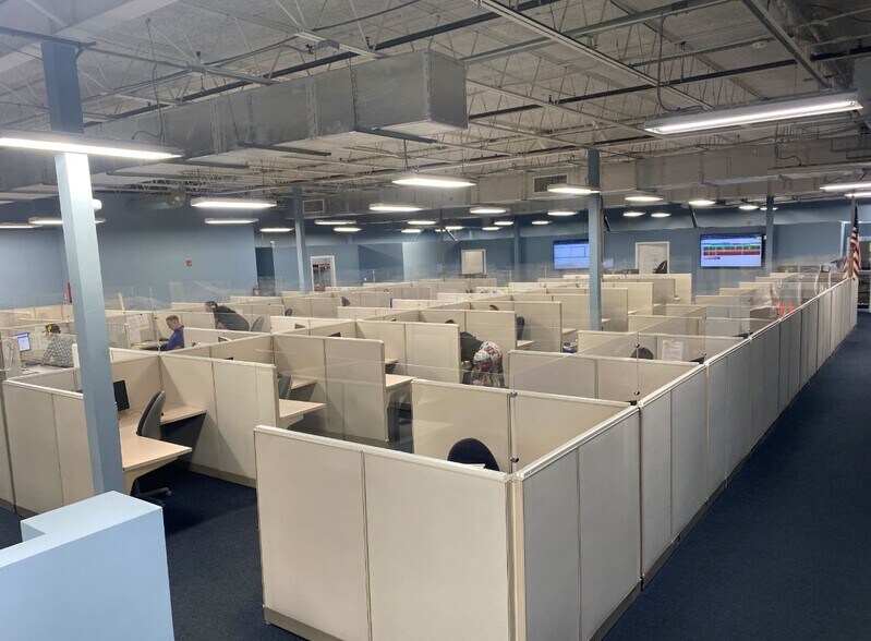 More Photos Of 2800 Gateway Dr, Pompano Beach Manufacturing For Lease
