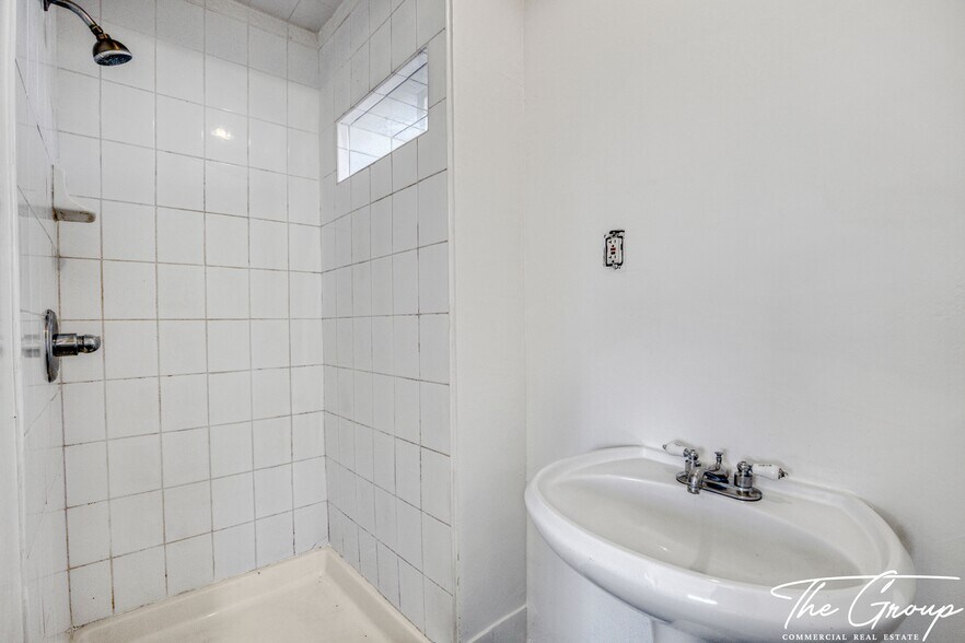 More Photos Of 856 W 47th St, Los Angeles Multifamily For Sale