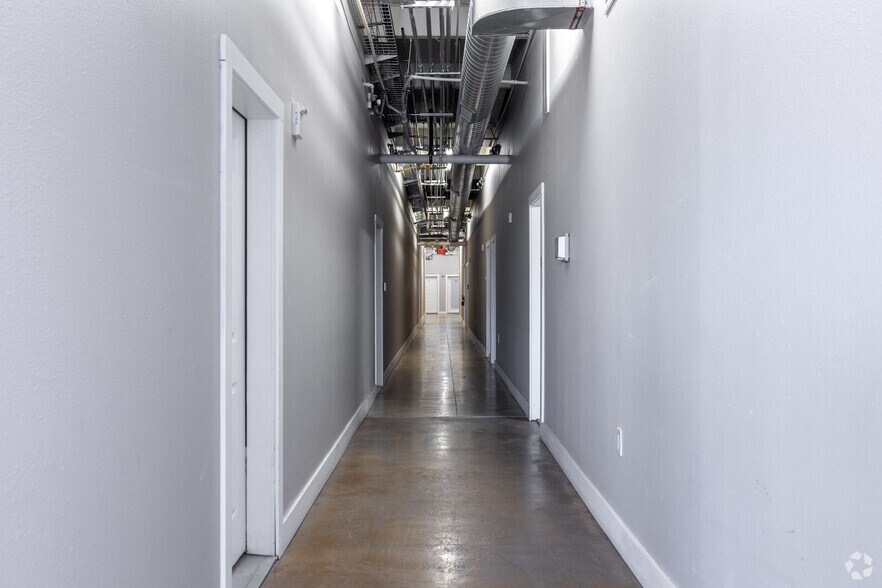 More Photos Of 3363 E Commerce St, San Antonio Unknown For Lease