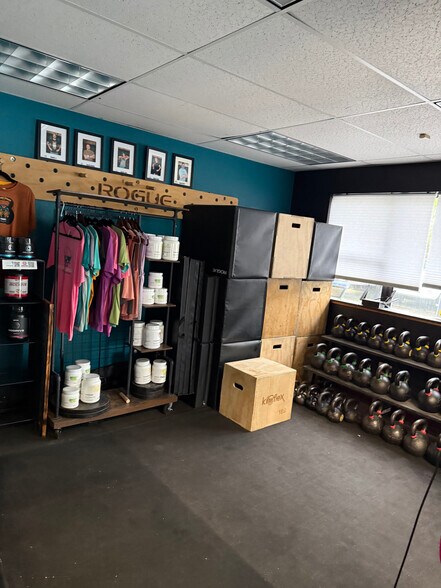 More Photos Of 8028 NE Glisan St, Portland Warehouse For Lease