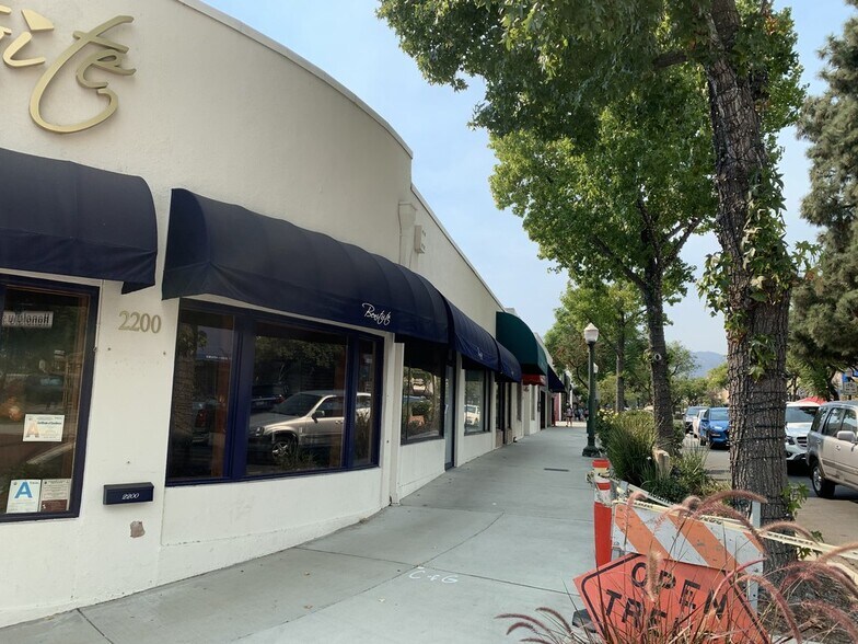 More Photos Of 2200-2228 Honolulu Ave, Glendale Storefront For Sale