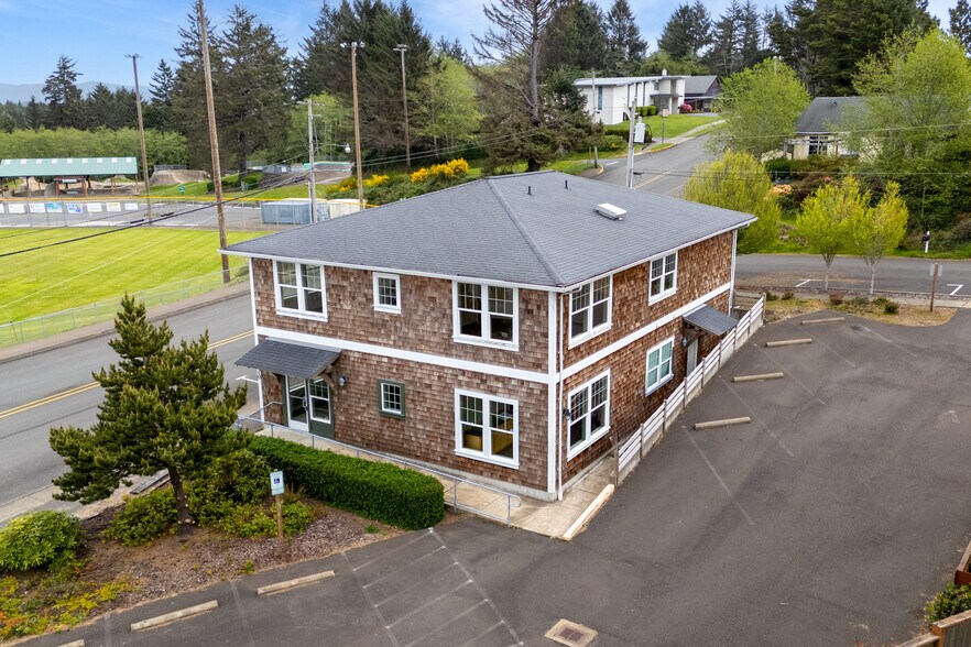 More Photos Of 2210 NE 22nd St, Lincoln City Office For Lease