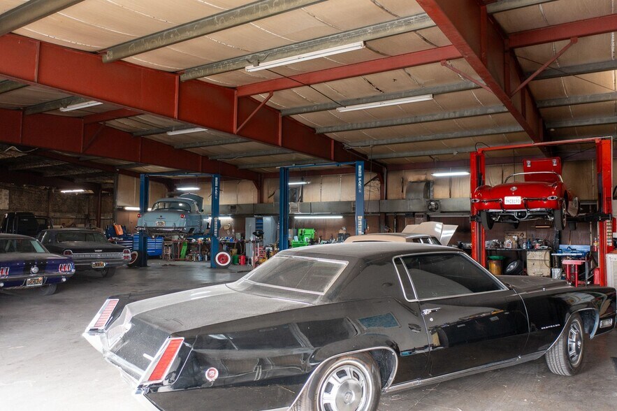 More Photos Of 145 W Oasis Rd, Palm Springs Service For Sale