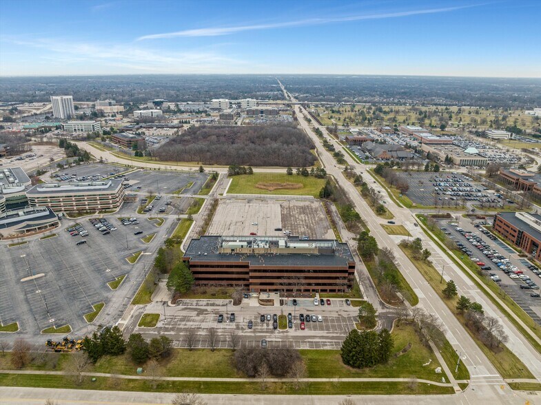 More Photos Of 1450 W Long Lake Rd, Troy Office For Lease