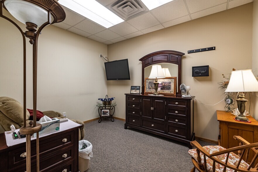 More Photos Of 1613 Chase St, La Crosse Showroom For Sale