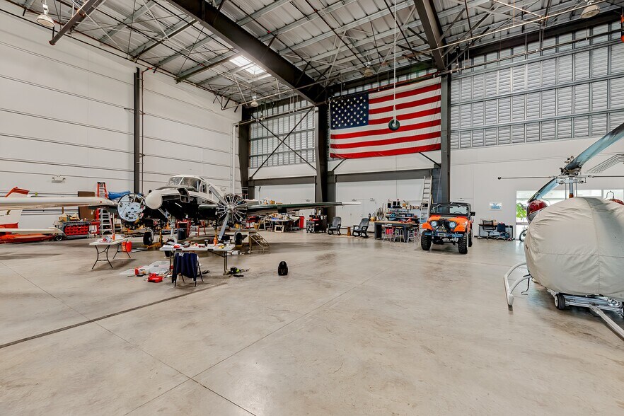 More Photos Of 800 Aviation Dr, Camarillo Airplane Hangar For Sale