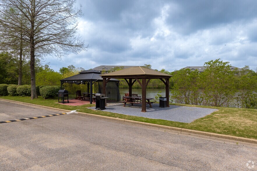 More Photos Of 2060 Eastern Blvd, Montgomery Hotel For Sale