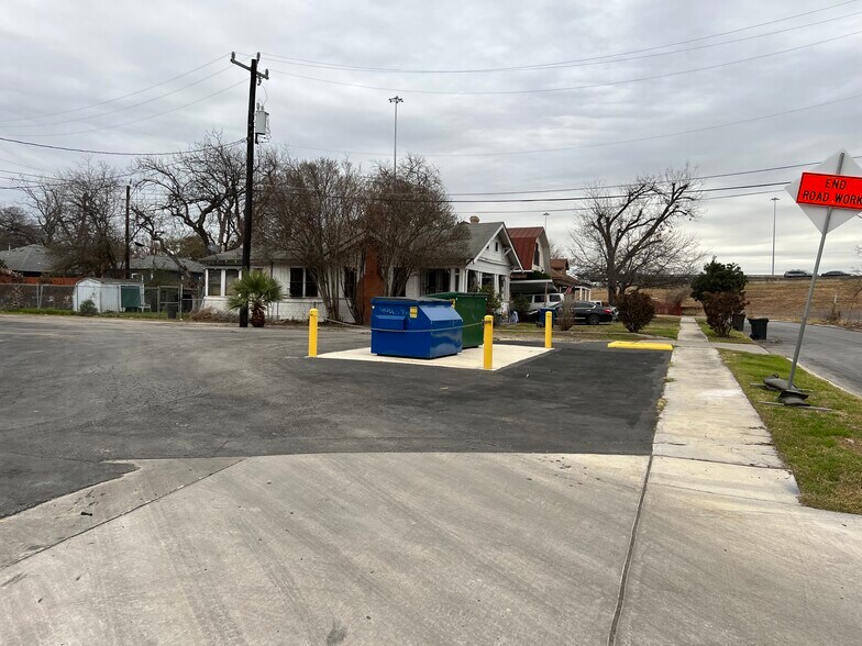 More Photos Of 2602-2620 S Presa St, San Antonio Unknown For Lease