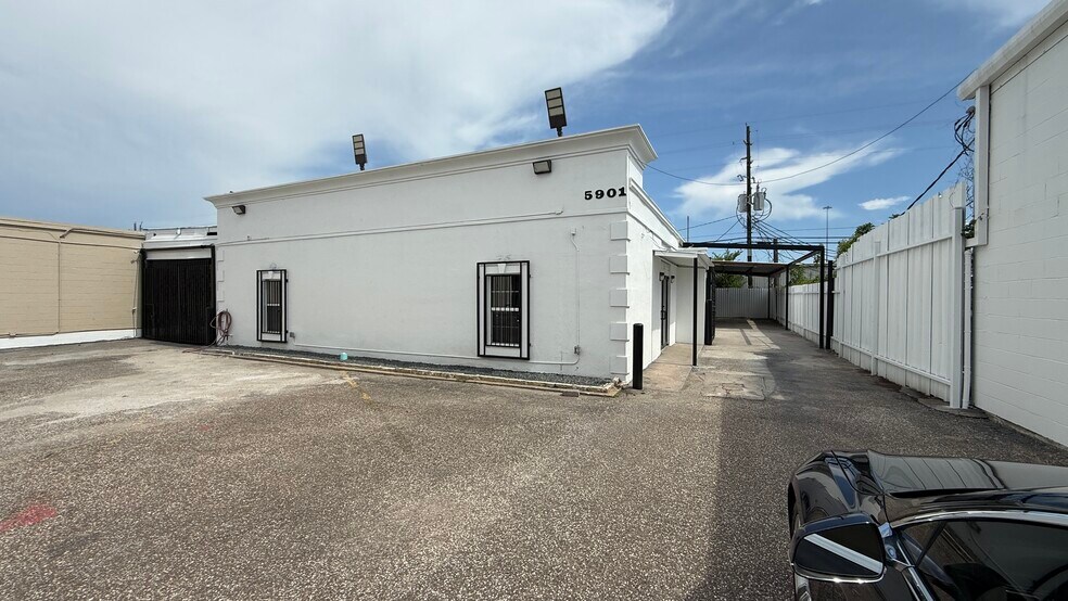Primary Photo Of 5901 Schumacher Ln, Houston Office Residential For Lease