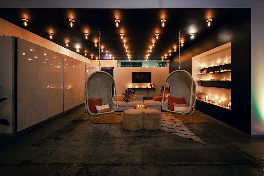 More Photos Of 3146 W Chicago Ave, Chicago Showroom For Sale