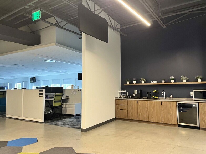 More Photos Of 33 Tech Valley Dr, East Greenbush Flex For Lease