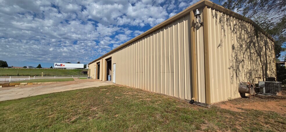 More Photos Of 5716 I-35 Industrial Blvd, Edmond Service For Lease
