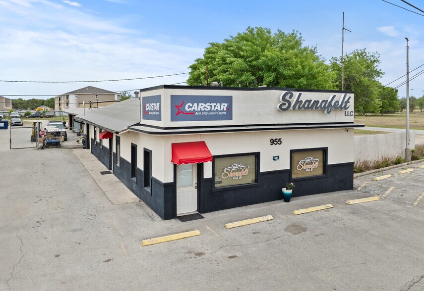 More Photos Of 955 W Kingsbury St, Seguin Auto Repair For Sale