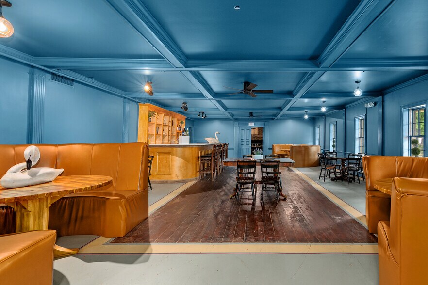 More Photos Of 314 N Morris St, Oxford Hotel For Sale