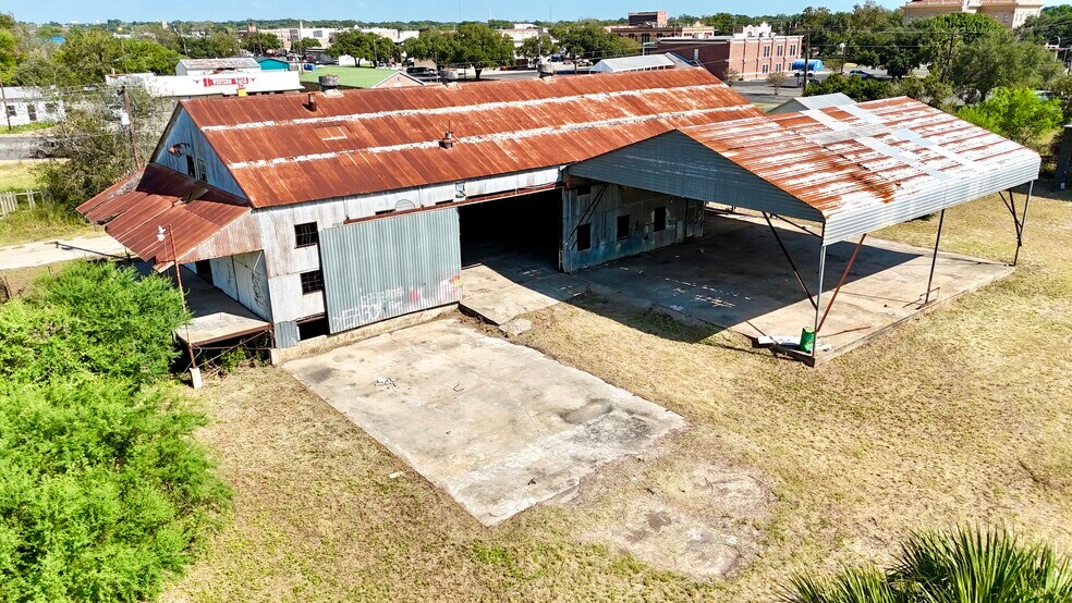 More Photos Of 305 W Houston St, Beeville Warehouse For Sale