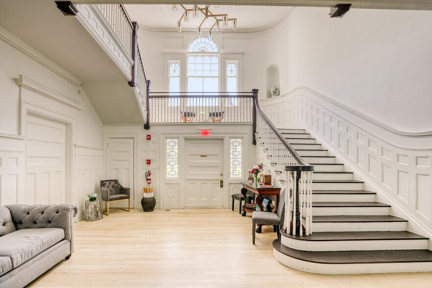 More Photos Of 2 Kemble St, Lenox Hotel For Sale