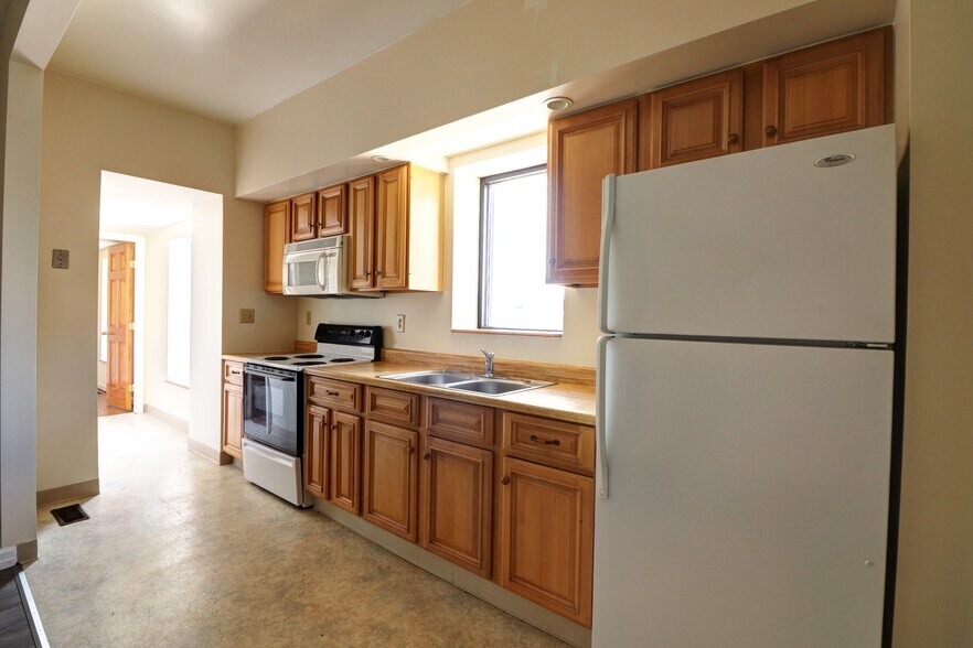 More Photos Of 14 E Main St, Waterloo Township Bar For Sale