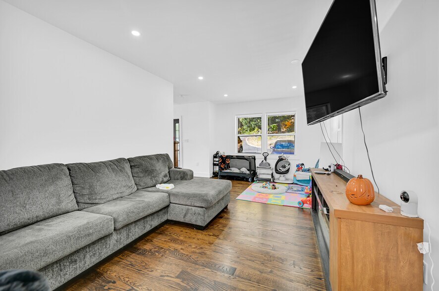 More Photos Of , Jefferson Valley Unknown For Sale