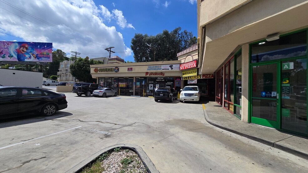 More Photos Of 10610 Ventura Blvd, Studio City Storefront For Lease
