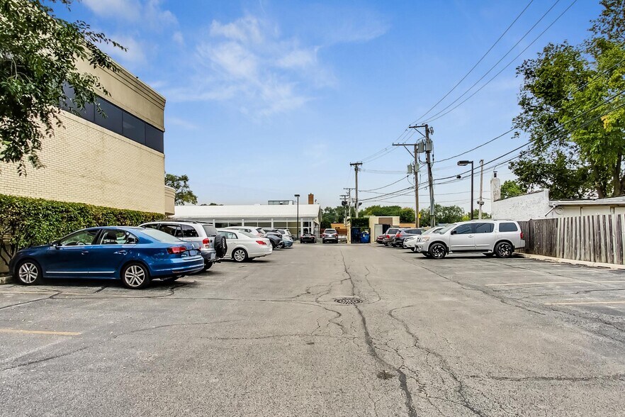 More Photos Of 7200 N Western Ave, Chicago Hospital For Lease