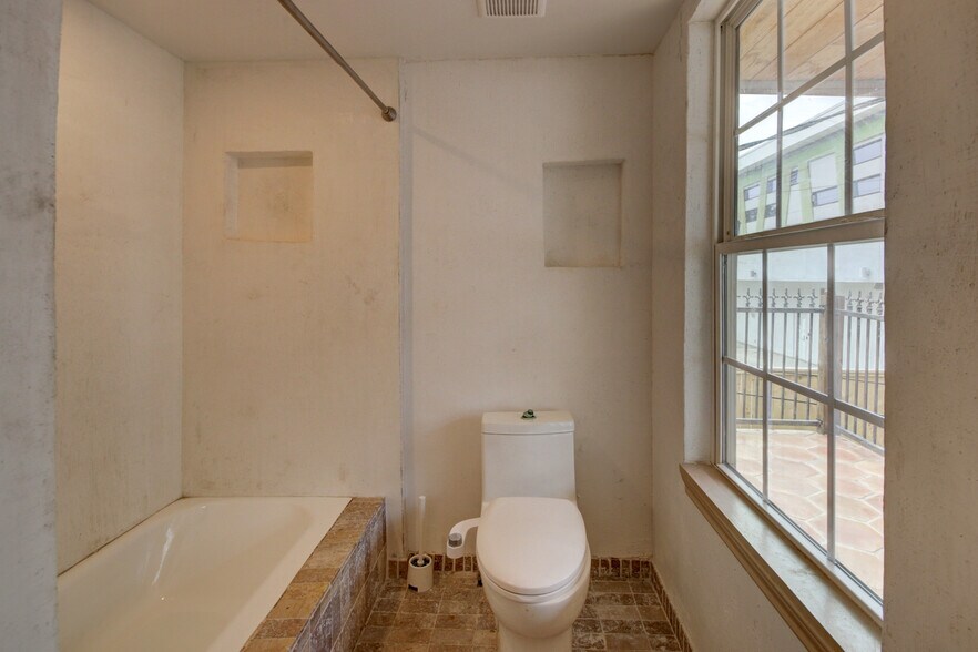 More Photos Of 239 Westheimer Rd, Houston Office Residential For Sale