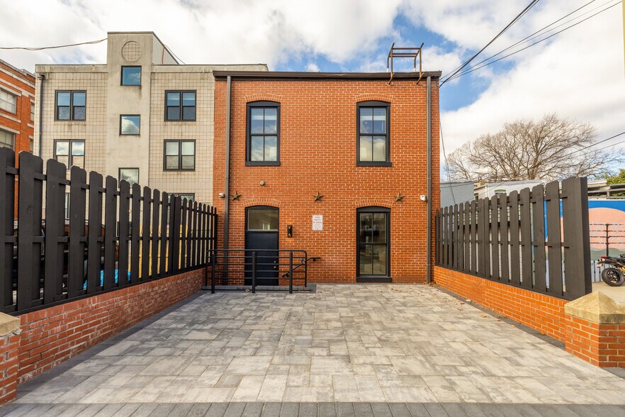 More Photos Of 329 8th St NE, Washington Office For Sale