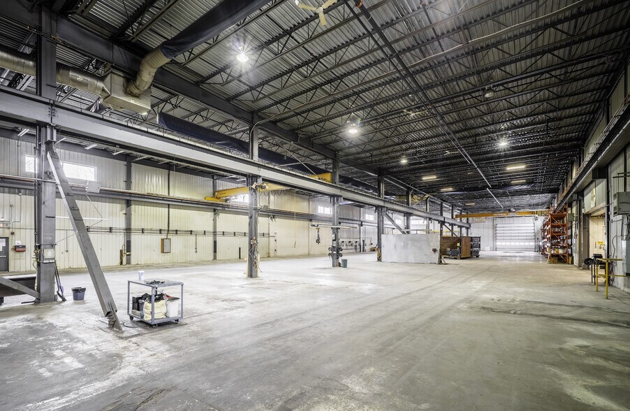 More Photos Of 2511 Boul Du Parc-Technologique, Québec Manufacturing For Sale