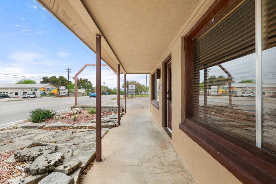 More Photos Of 807 Main St, Blanco Office For Sale