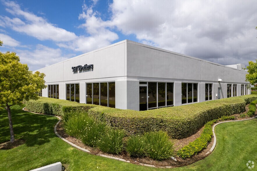 More Photos Of 9963-9987 Muirlands Blvd, Irvine Research And Development For Sale