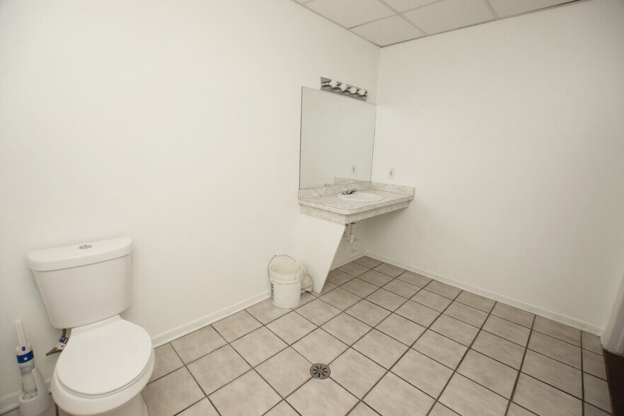 More Photos Of 401 Garland St, Flint Office For Sale