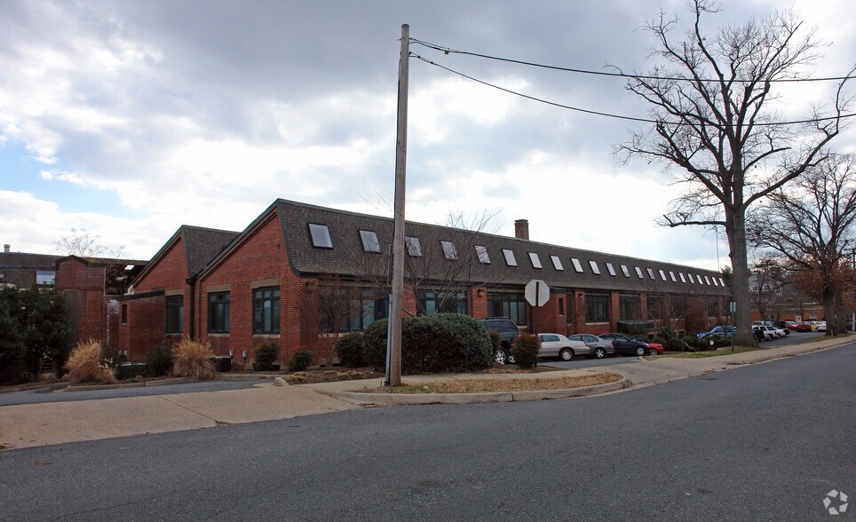 More Photos Of 725 Jackson St, Fredericksburg Office For Lease