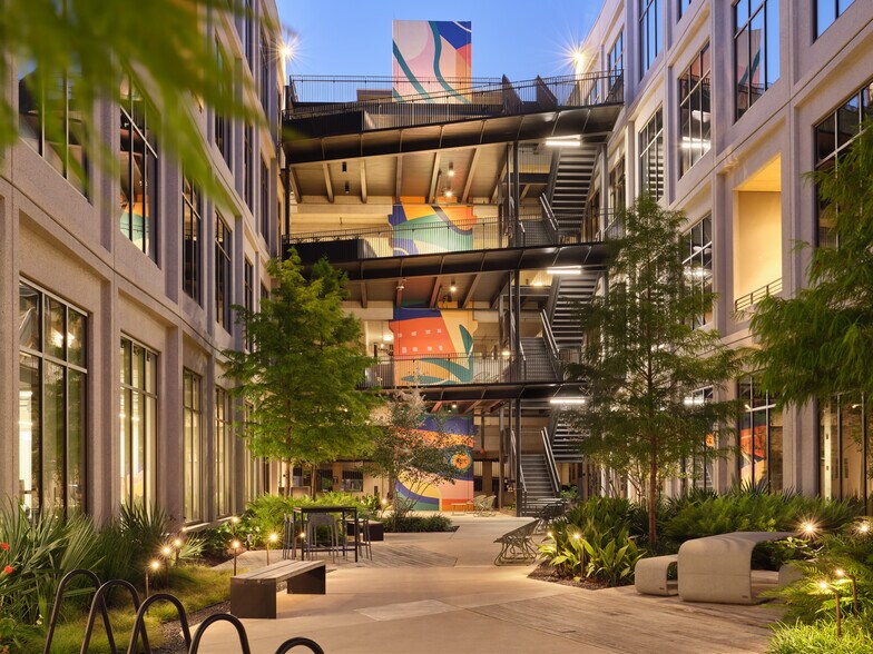 More Photos Of 3232 E Cesar Chavez St, Austin Unknown For Lease