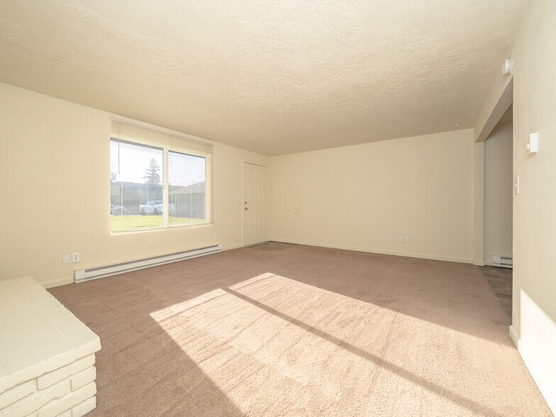 More Photos Of 1581 James St, Woodburn Multifamily For Sale