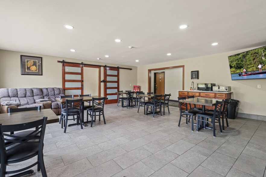 More Photos Of 726 S Lake Ave, Phillips Hotel For Sale