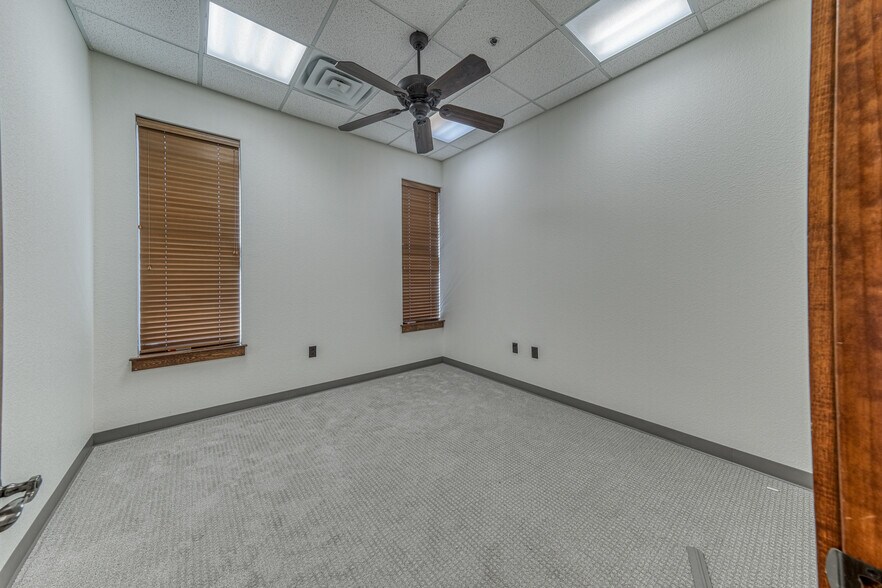 More Photos Of 1916 Martin Dr, Weatherford Office For Lease