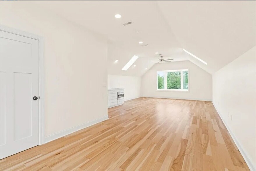 More Photos Of 1805 S 8th Ave E, Newton Specialty For Sale