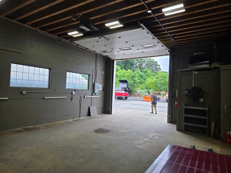 More Photos Of 50 Union Ave, Sudbury Warehouse For Lease