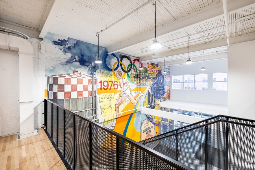 More Photos Of 2260 Av Aird, Montréal Light Distribution For Lease