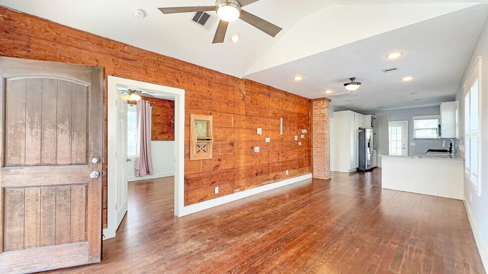 More Photos Of 4409 Canal St, Houston General Retail For Sale