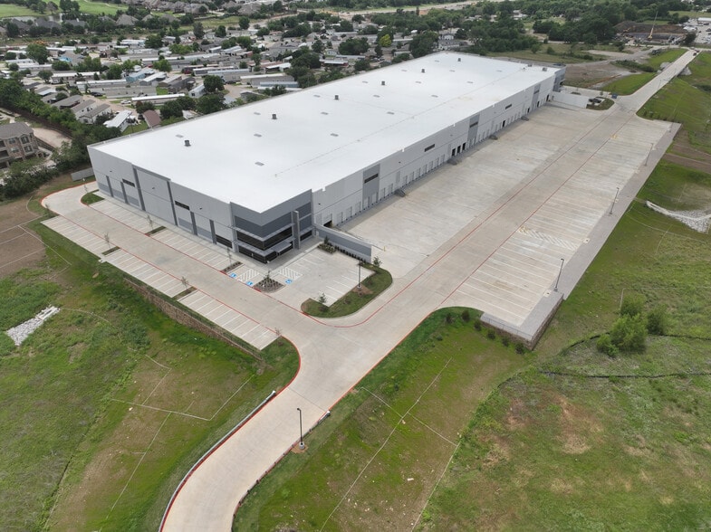More Photos Of 501 Holfords Prairie Rd, Lewisville Distribution For Lease